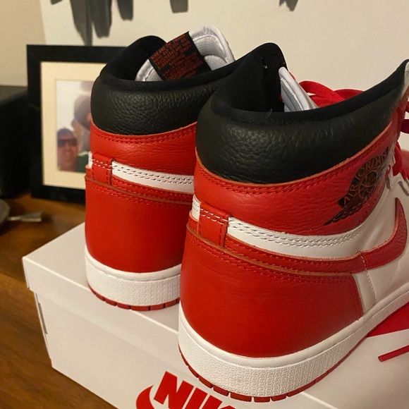 Nike Air Jordan 1 OG - Picture 3 of 8